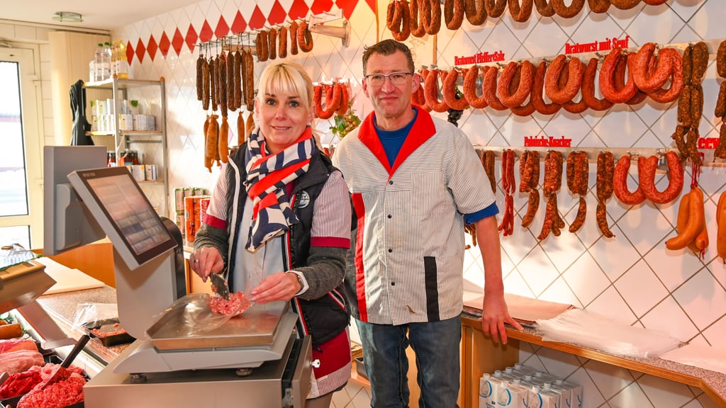 Grit und Matthias Gent im Verkaufsraum der Fleischerei in Hohendodeleben. Hier werden die Kunden ansonsten von drei Mitarbeitern bedient.