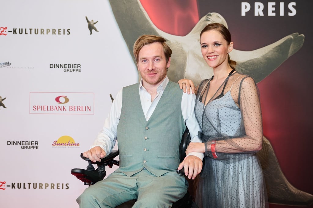 Mit ihrem Sohn Romeo Casper sind Samuel und Sarah Koch jetzt zu dritt. (Archivbild)