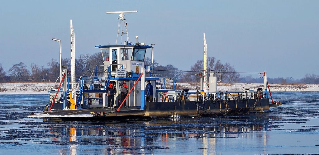 Bei heftigem Eisgang auf der Elbe wurde am Mittwochvormittag das Gierseil der Elbfähre Sandau gelöst und die Fähre mit Motorbetrieb an Land gefahren. 