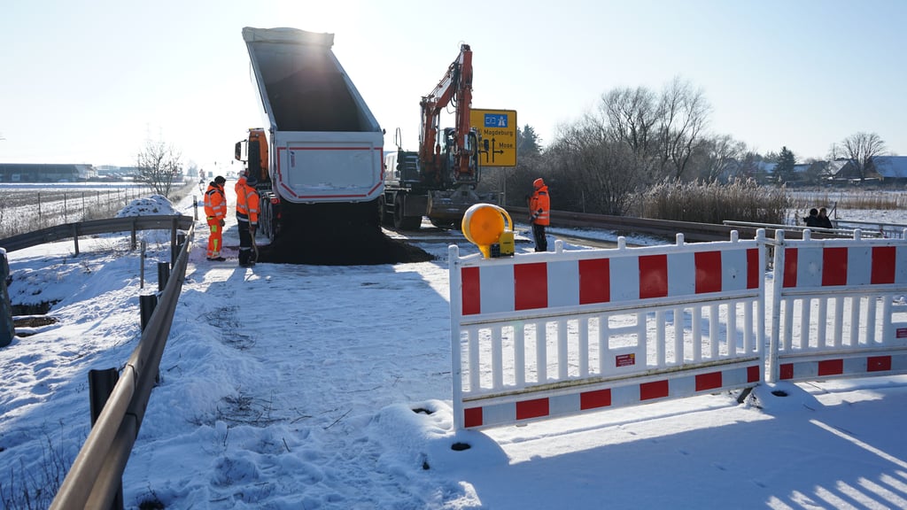 Die Straßendecke auf der B189 wird provisorisch mit Fräsgut verfüllt. Darauf werden Stahlplatten befestigt. 