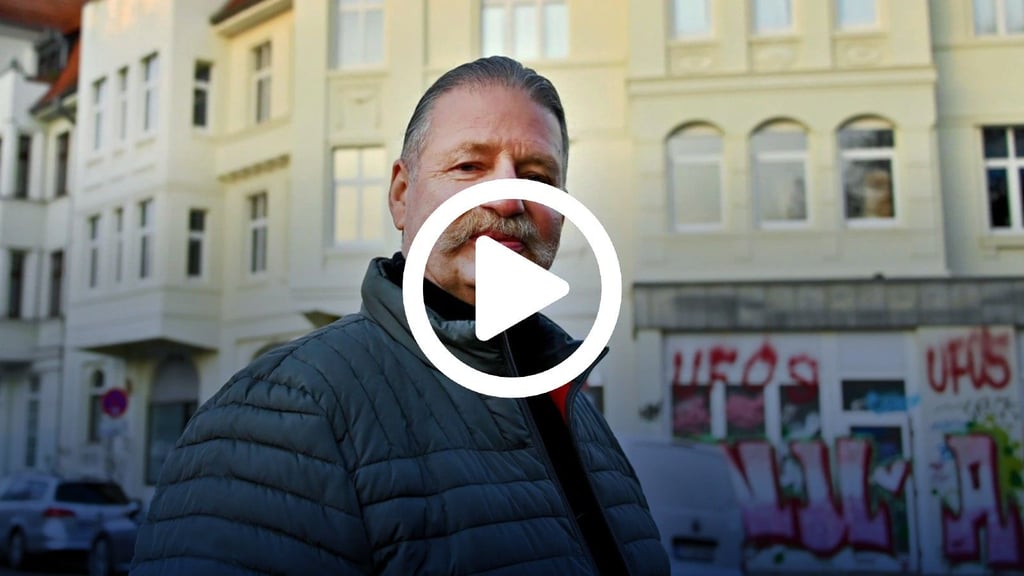 Für Tierschutzpartei-Stadtrat Burkhard Moll bleibt das Haus, an dem er einst seine Wirkungsstätte in „Molls Laden“ hatte, ein Zuhause.