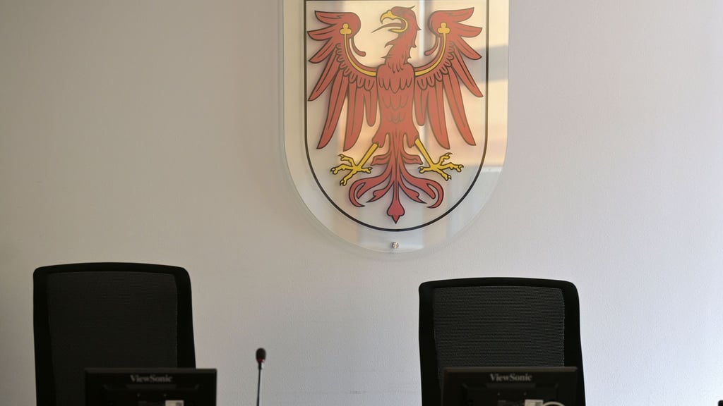 Ein 40-Jähriger soll seine Geliebte mit einem Auto überfahren haben. (Symbolbild)