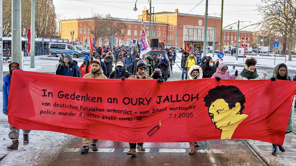 Zum Gedenken an Oury Jalloh wurden bei einer Demonstration in Dessau vor dem Gebäude der Staatsanwaltschaft Feuerzeuge abgelegt.
