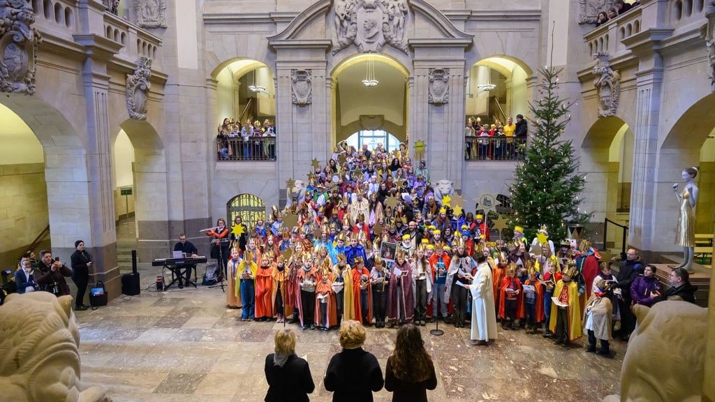 Rund 300 Mädchen und Jungen haben als Sternsinger in der Staatskanzlei ein Ständchen gebracht.