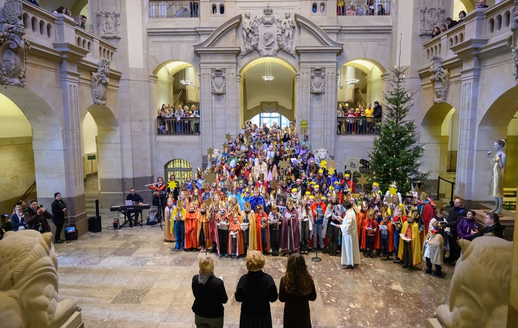 Rund 300 Mädchen und Jungen haben als Sternsinger in der Staatskanzlei ein Ständchen gebracht.