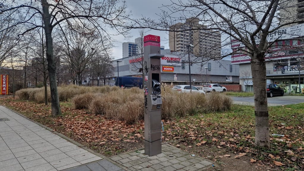 Eine der letzten halleschen Telefonsäulen steht in Neustadt an der Magistrale.