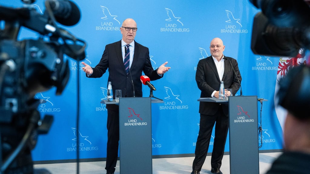 Brandenburgs Ministerpräsident Dietmar Woidke (SPD) und Finanzminister Robert Crumbach (parteilos) kritisieren das BSW. (Archivbild)