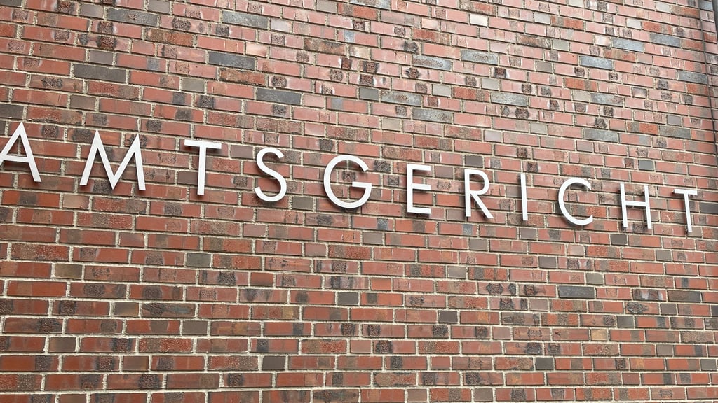 Saal 2, Amtsgericht Zerbst: Der Vorwurf der Staatsanwaltschaft - Fahren ohne Fahrerlaubnis, Beleidigung und Sachbeschädigung 