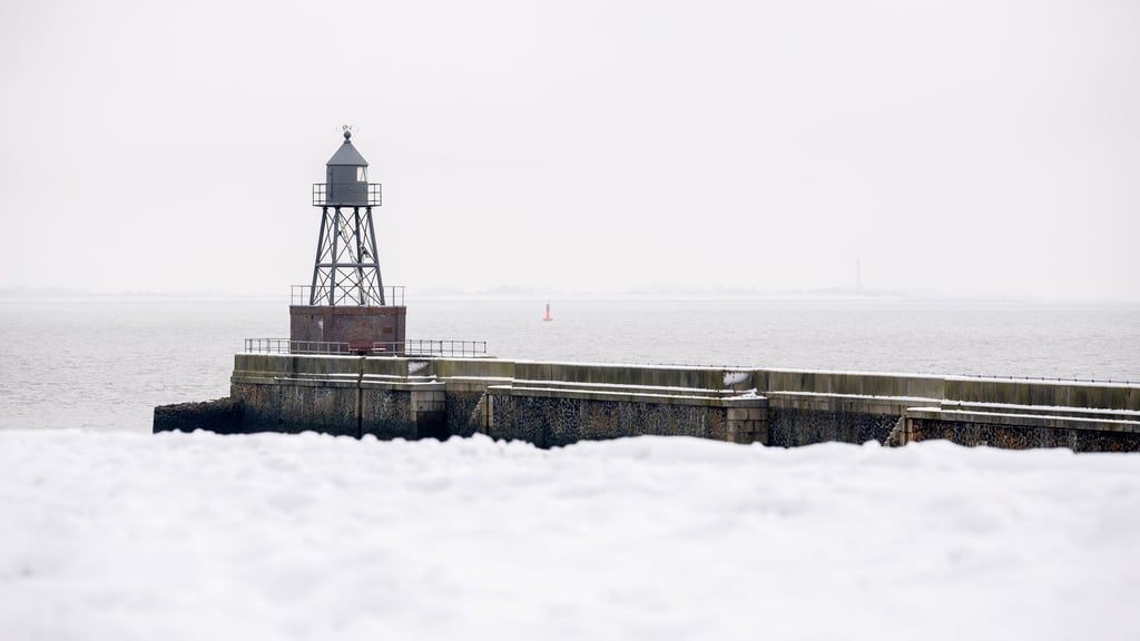 Entlang der Nordseeküste misst der Deutsche Wetterdienst aktuell eine etwa 10 Zentimeter dicke Schneedecke. (Archivbild)