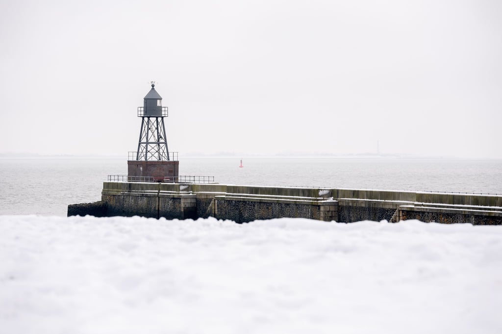 Entlang der Nordseeküste misst der Deutsche Wetterdienst aktuell eine etwa 10 Zentimeter dicke Schneedecke. (Archivbild)