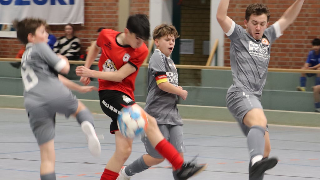 64 Fußballmannschaften werden am Wochenende beim Energie Cup des SV Traktor Tucheim in der Sporthalle Parey antreten.