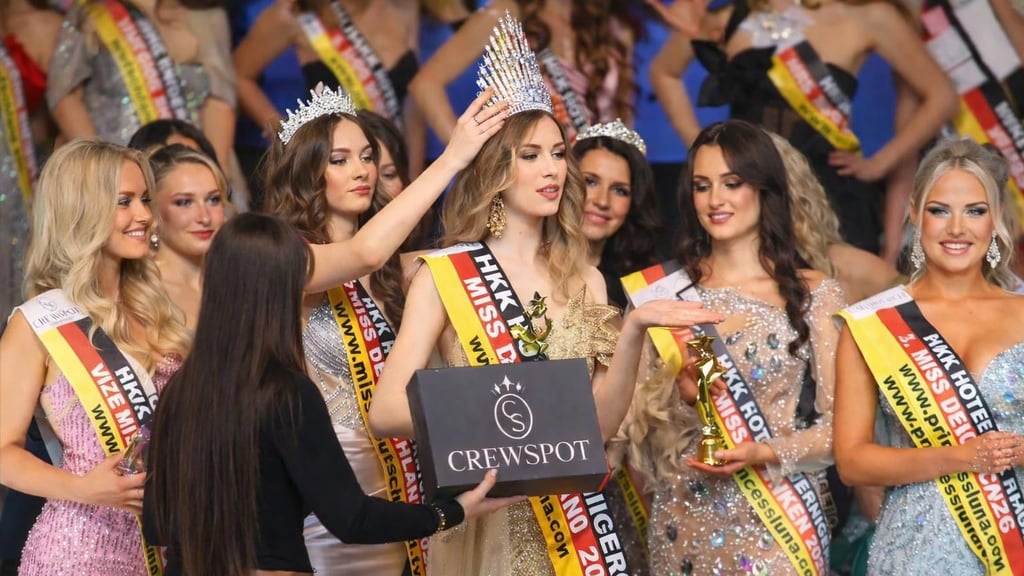 Miss Deutschland 2025, Marah Rackebrand, setzt ihrer Nachfolgerin Beatrice Bodrug aus Sachsen die Krone auf.