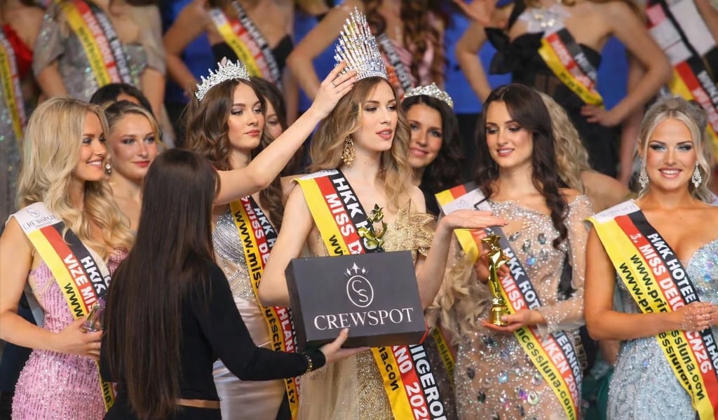 Miss Deutschland 2025, Marah Rackebrand, setzt ihrer Nachfolgerin Beatrice Bodrug aus Sachsen die Krone auf.