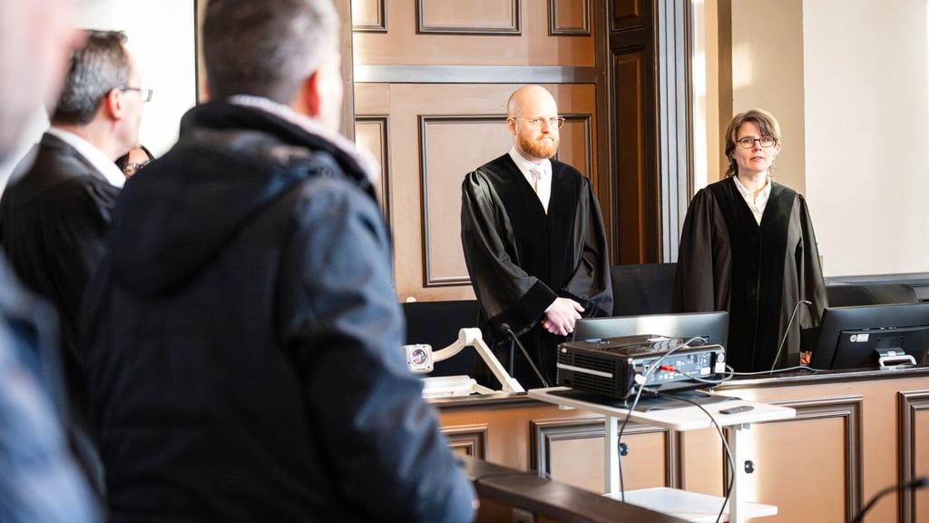 Der Angeklagte schweigt zu Prozessbeginn zu den Vorwürfen.