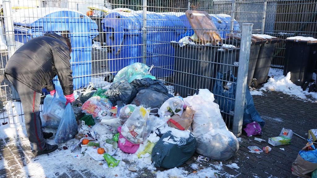 Die Mülltonnen in den Müllboxen in der Straße der Deutschen Einheit quellen über.