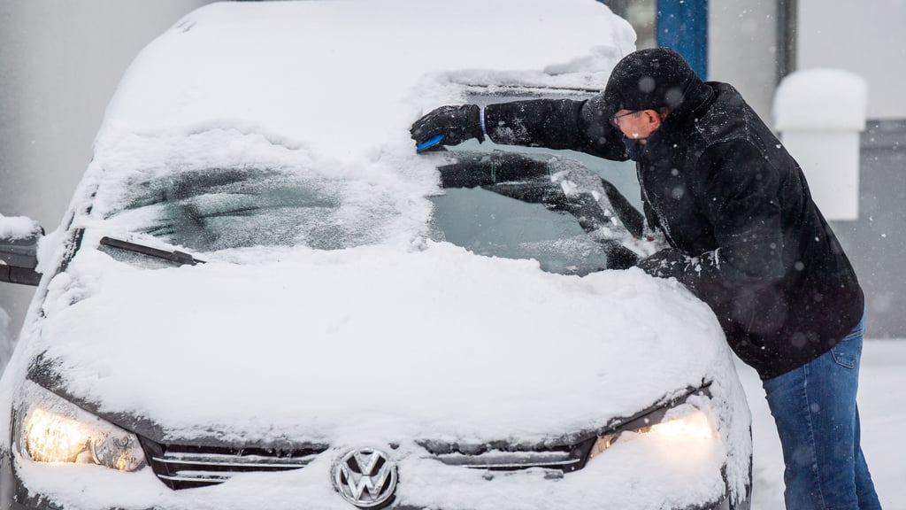 Freie Sicht ist wichtig: Die Autobahnpolizei mahnt Autofahrer, ihre Fahrzeuge bei.