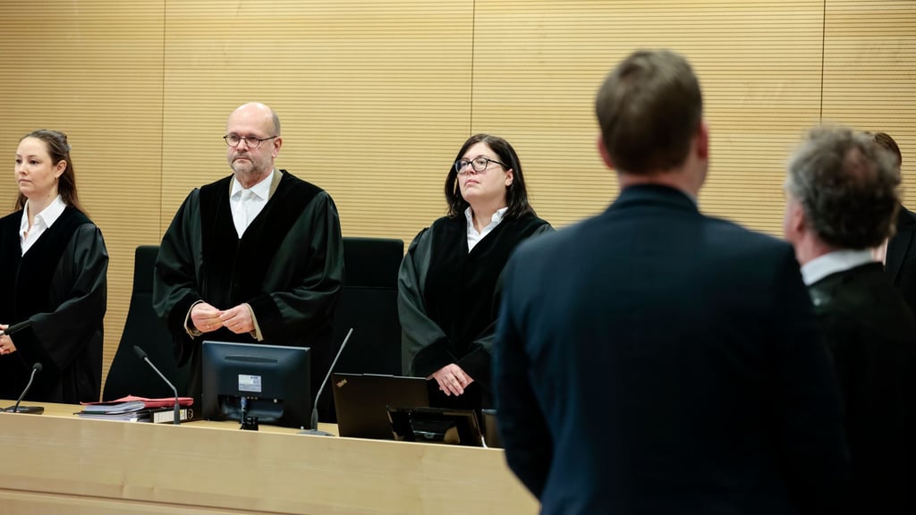 Ein Richter (vorn) trieb es vor allem während seiner Arbeitszeit zu weit ‒ und wurde dafür nun von einem Kollegen verurteilt.