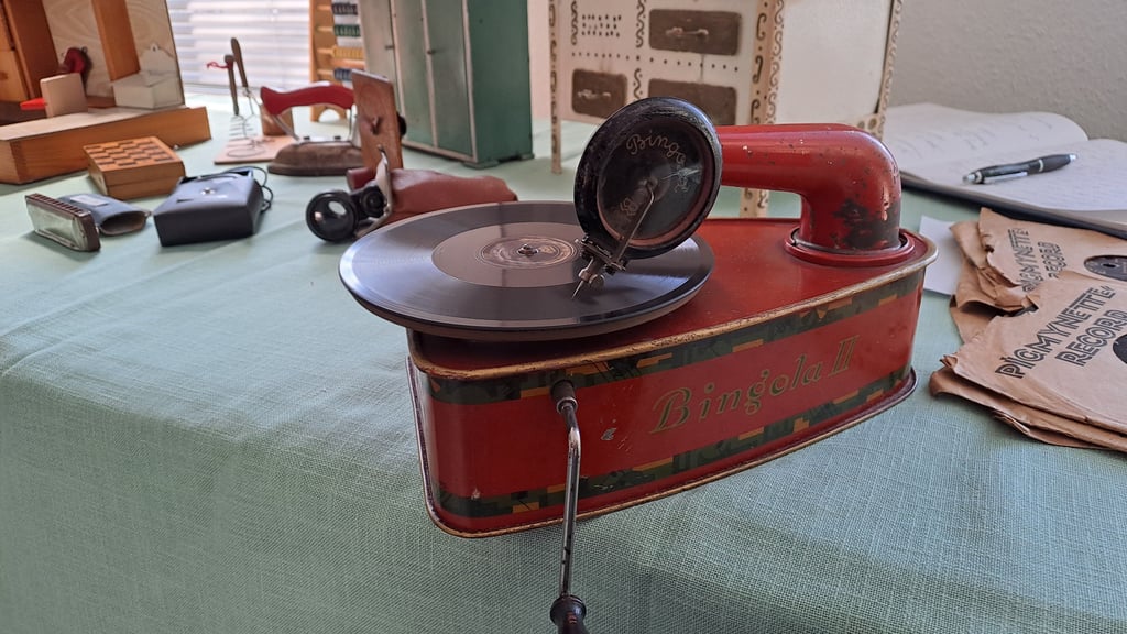 Ein altes Grammophon gehört zu den besonderen Exponaten der Ausstellung „Altes Spielzeug“ in Hasselfelde.