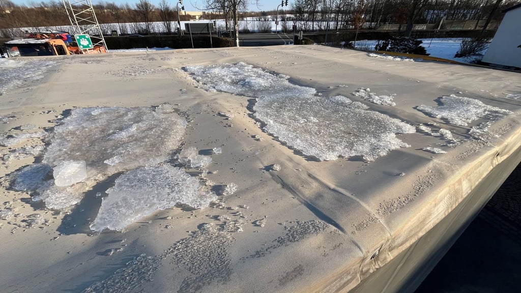 Eisplatten auf Lastwagen haben auf der A7 Unfälle verursacht.