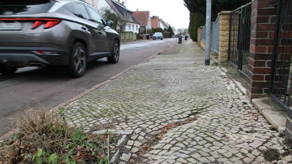 Eine solche Furche im Gehweg kann für Fußgänger zur Stolperfalle werden.