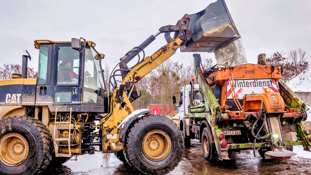 Firma Rosenau bereiten sich auf Schneechaos vor, indem sie den Winterdienstlaster mit Streumittel bestücken. 