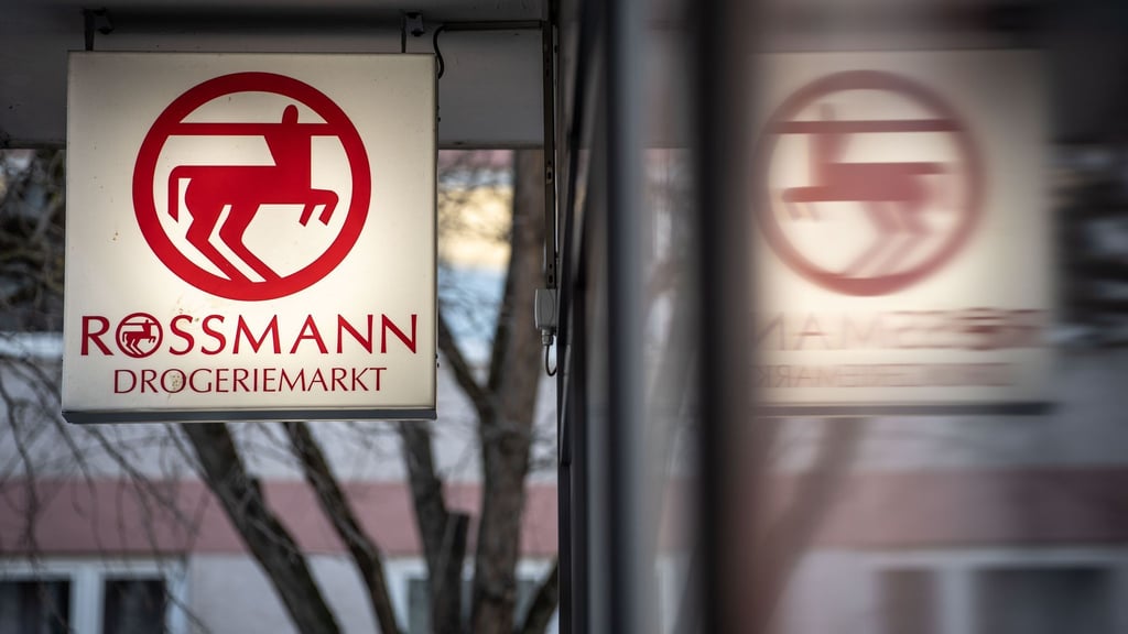 Die Drogeriemarktkette Rossmann will in diesem Jahr Hunderte Filialen neu eröffnen.