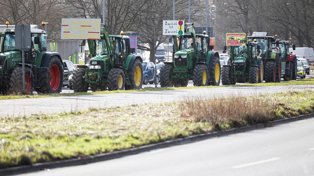 In den vergangenen Jahren haben Bauern mehrfach mit ihren Traktoren protestiert und so für erhebliche Verkehrsbehinderungen gesorgt. (Archivbild)
