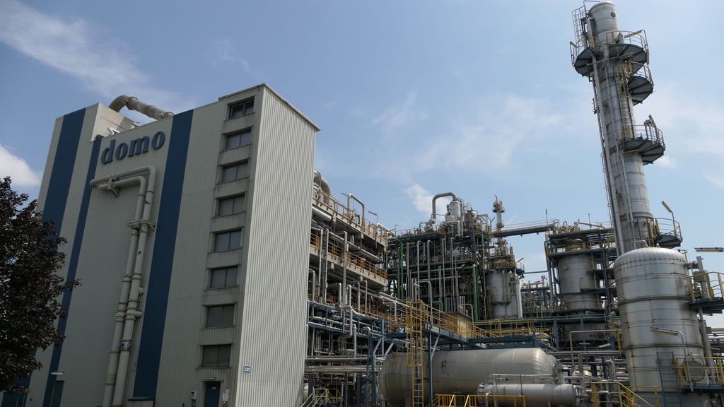 Im Domo-Werk in Leuna werden spezielle Kunststoffe, etwa für die Autoindustrie, hergestellt. Mehr als 500 Mitarbeiter sind am Standort beschäftigt. 