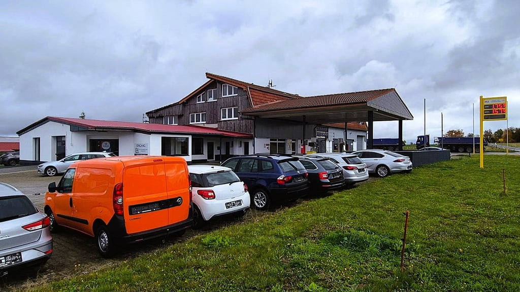 Ein Autohaus ist an der Tankstelle in Allrode eröffnet worden.