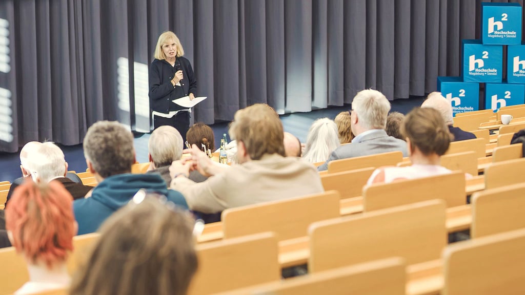 Claudia Nothelle moderierte die Altmärkische Netzwerkkonferenz der Hochschule Stendal zum Thema „Globaler Protektionismus, lokale Resonanz – was der Trump-Zeitgeist und die Weltpolitik für die Altmark bedeuten“.
