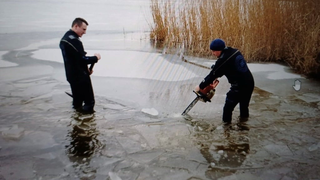 Da der Süße See zugefroren ist, muss auch in diesem Jahr die EIsfläche freigesägt werden - so wie auch 2017 (auf dem Foto).
