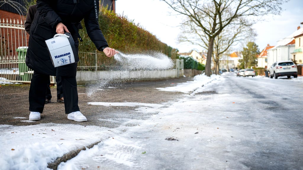 Wenn es glatt ist, hilft nur eins - streuen mit Taumitteln, entweder mit oder ohne Salz.