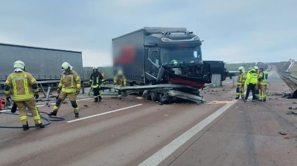 Zwischen Querfurt und Eisleben geht seit dem Nachmittag nichts mehr: Ein Lkw ist auf der A38 umgekippt, die Autobahn Richtung Göttingen voll gesperrt. Pendler müssen mit Umwegen rechnen.