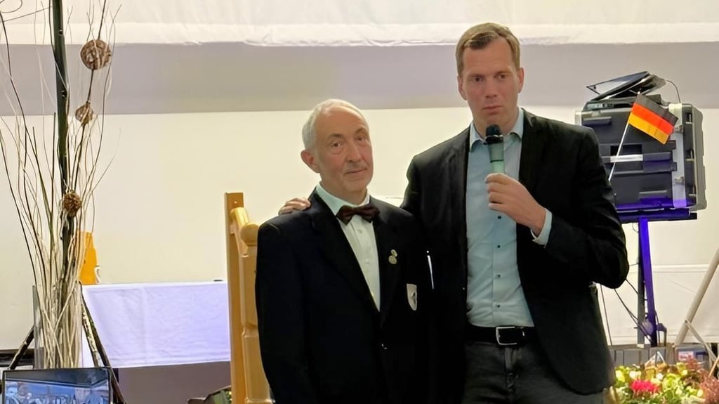 Landrat Steffen Burchhardt mit dem Vorsitzenden des Handwerker-Männerchores Rüdiger Klein. 