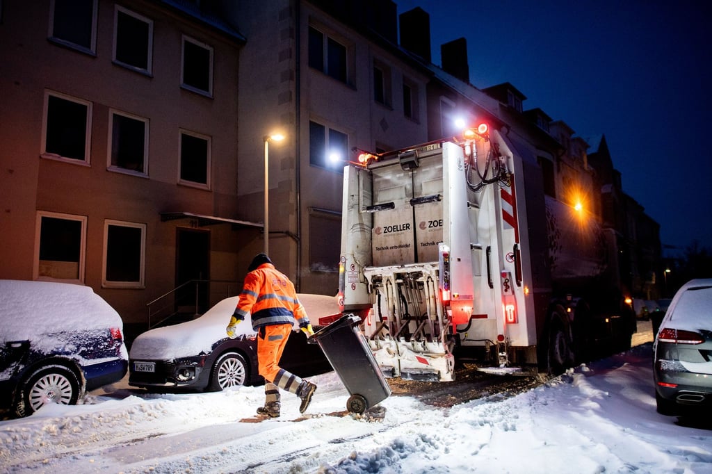 Das Winterwetter macht auch die Arbeit der Müllabfuhr schwierig. (Symbolbild)