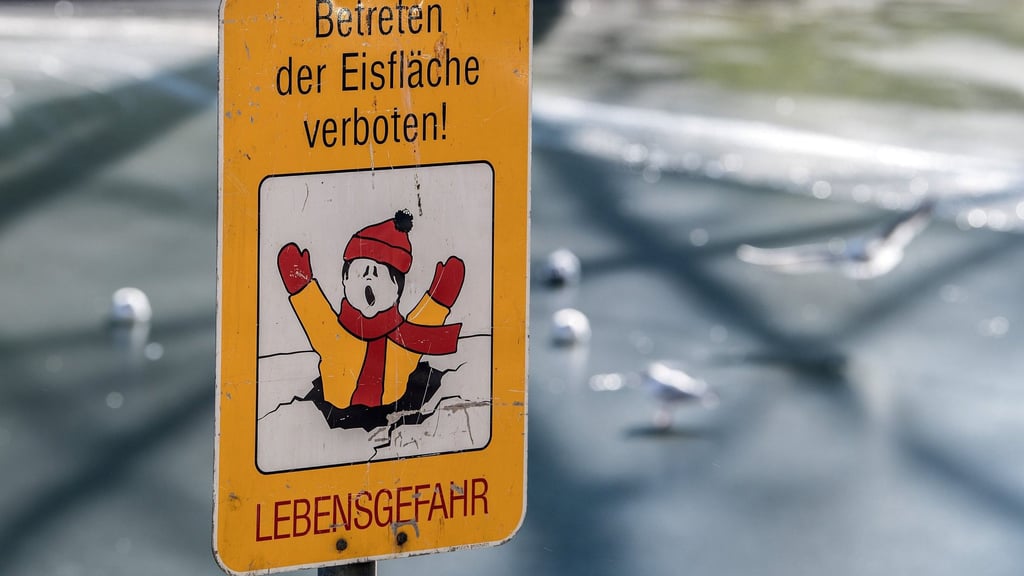 Eisflächen auf zugefrorenen Gewässern dürfen auch in Zeitz nicht betreten  werden. 