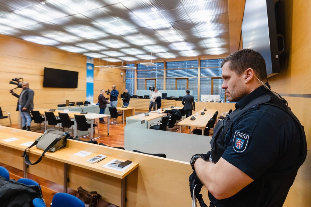 Das Gericht verhandelt unter Ausschluss der Öffentlichkeit.