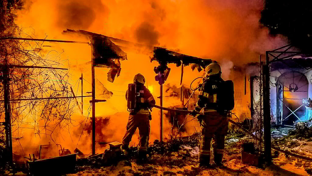 Einsatzkräfte der Feuerwehr Oschersleben bei den Löscharbeiten in der Gneisenaustraße.