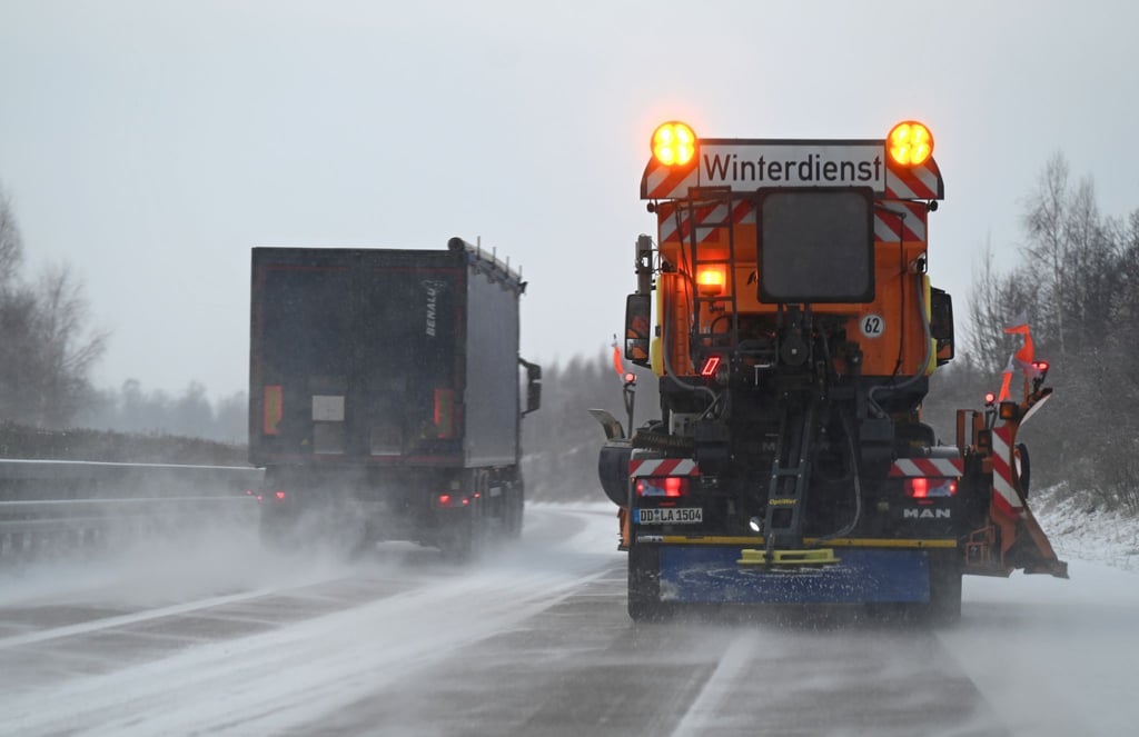 Auf den Autobahnen kümmern sich die Winterdienste um mehr als 3.000 Streckenkilometer in Sachsen, Sachsen-Anhalt und Thüringen.