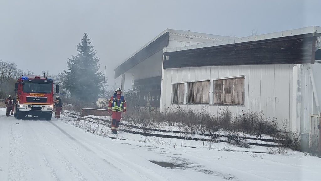 Im Roßlauer Mittelweg qualmte es am Sonntag aus einer leerstehenden Kaufhalle.