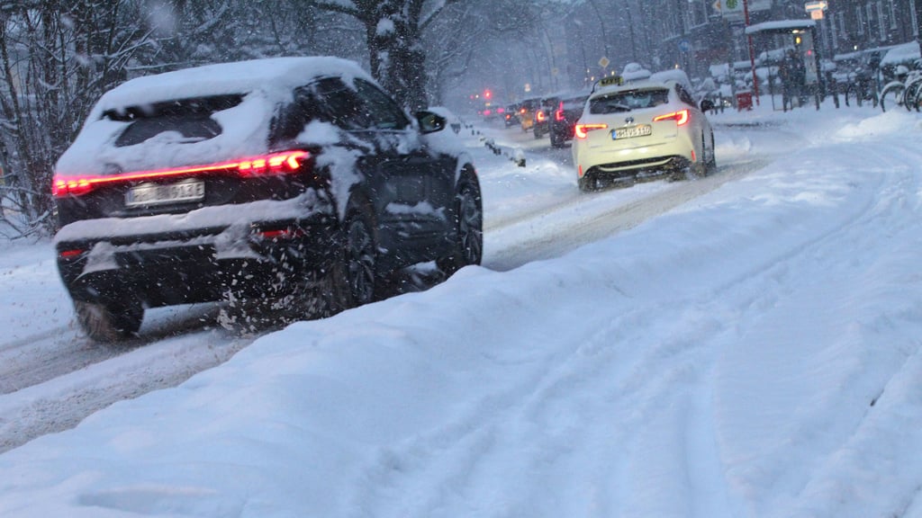 Der Wetterdienst warnt vor Neuschnee und Glätte am Freitag, durch den starken Wind kommt es zudem zu Verwehungen. Einigen Schulleitern ist es deshalb zu heikel, am Freitag auf die Präsenzpflicht zu bestehen.
