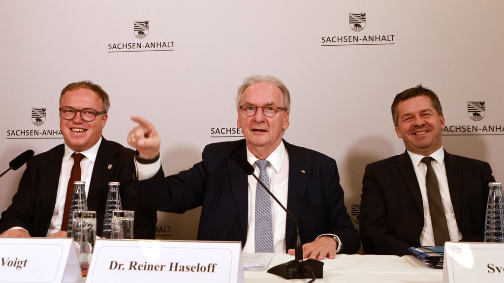Thüringens Ministerpräsident Mario Voigt (links, alle CDU) mit Partei- und Amtskollegen Reiner Haseloff (Mitte): Sven Schulze (rechts) könnte neuer Regierungschef in Sachsen-Anhalt werden.