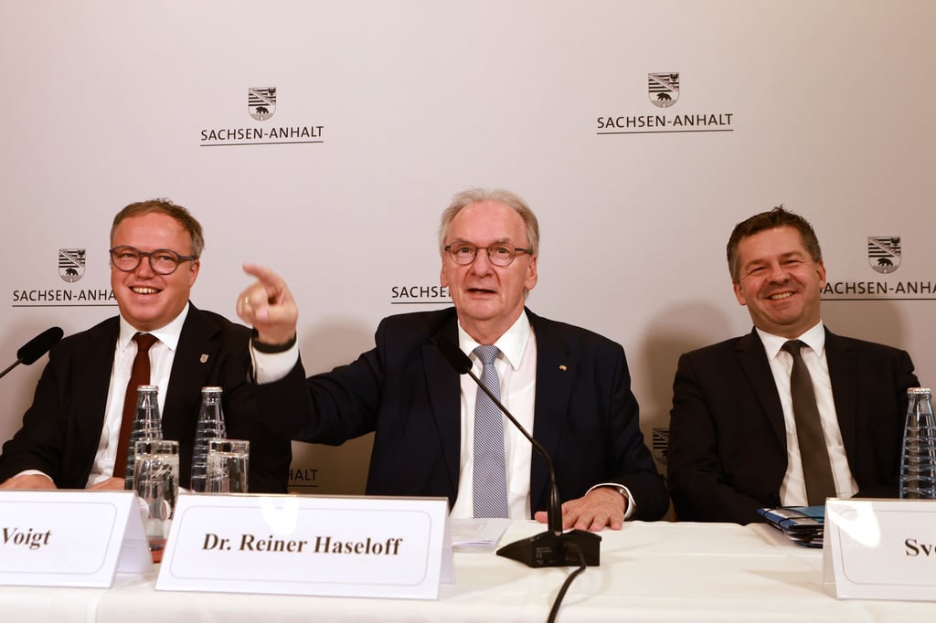 Thüringens Ministerpräsident Mario Voigt (links, alle CDU) mit Partei- und Amtskollegen Reiner Haseloff (Mitte): Sven Schulze (rechts) könnte neuer Regierungschef in Sachsen-Anhalt werden.