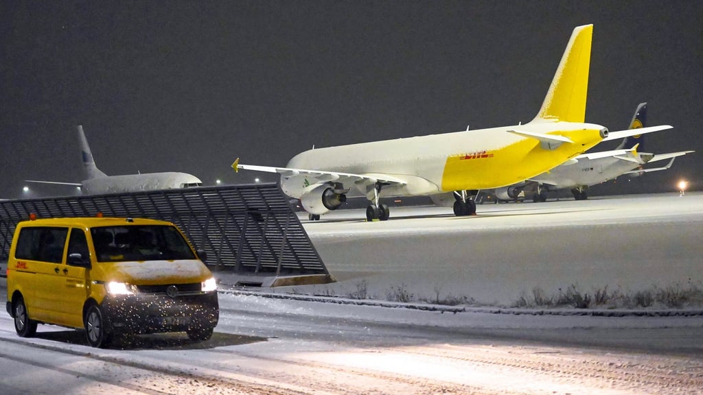 Der Winterdienst bereitet sich an den Flughäfen Leipzig/Halle und Dresden auf Frost und Schnee vor (Archivbild)
