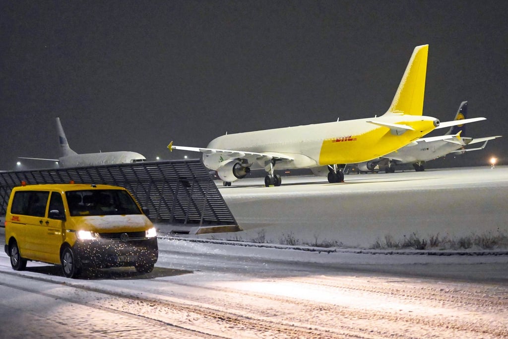 Der Winterdienst bereitet sich an den Flughäfen Leipzig/Halle und Dresden auf Frost und Schnee vor (Archivbild)