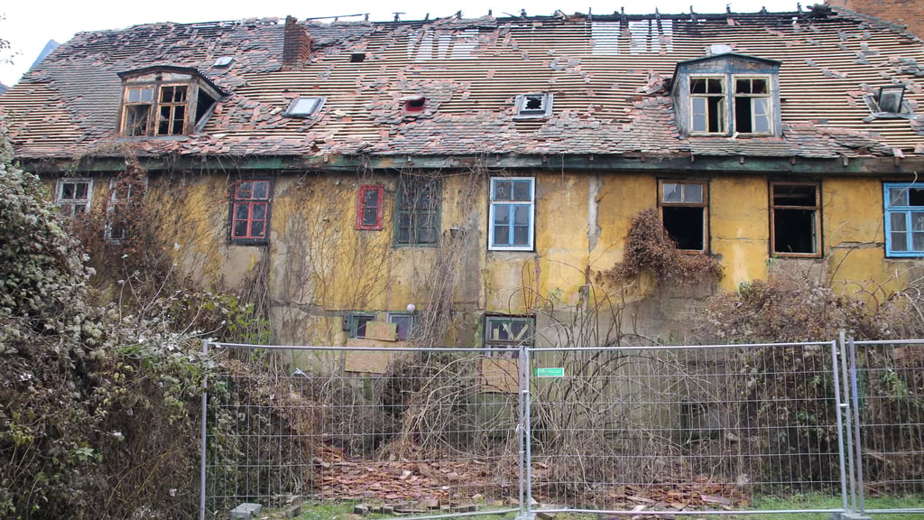 Das Brandhaus in der Mansfelder Straße: Das Feuer hat großen Schaden angerichtet. 