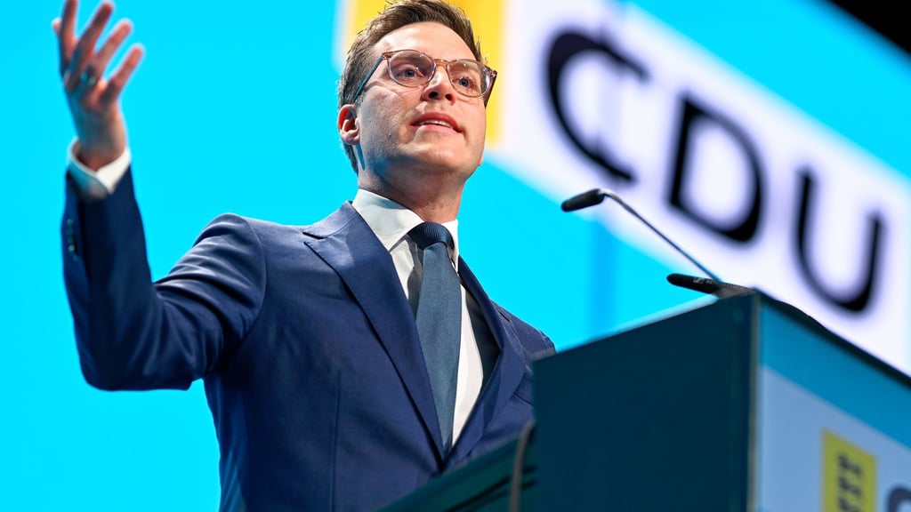 Baden-Württembergs CDU-Landeschef Hagel will nicht über das Tennisspiel von Berlins Regierendem Bürgermeister Wegener streiten - es brauche vielmehr eine Debatte über den Linksterrorismus in Deutschland. (Archivbild)