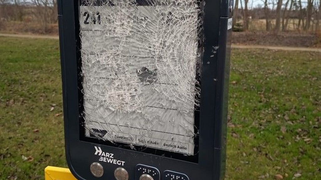 Das Display der elektronischen Anzeige am Westbahnhof Ballenstedt ist zertrümmert. Auch in anderen Orten wurden digitale Anzeigetafeln beschädigt.
