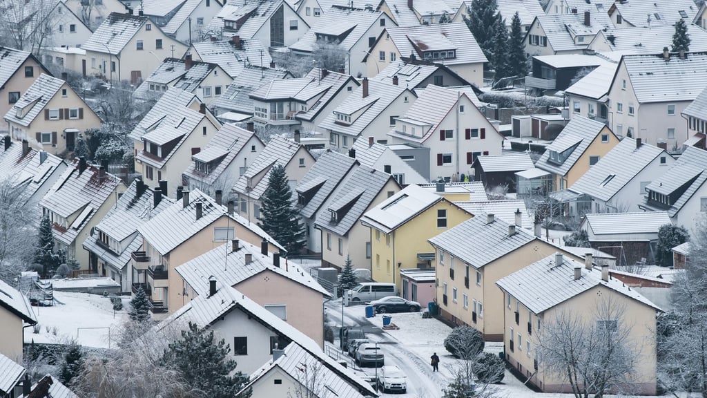 Winterliche Hauspflege schützt vor Schäden: Regelmäßiges Schneeräumen, Entfernen von Eiszapfen und das Sichern von Wasserleitungen beugen teuren Winterproblemen vor.