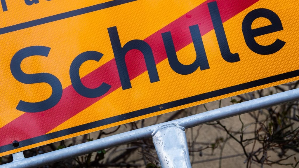 In zahlreichen Orten in Niedersachsen fällt wegen des Wetters die Schule aus. (Symbolbild)